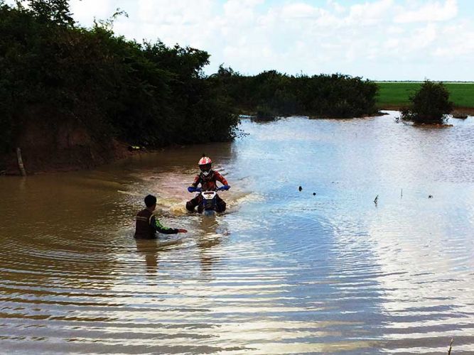 enduro-tours-cambodia-floodded