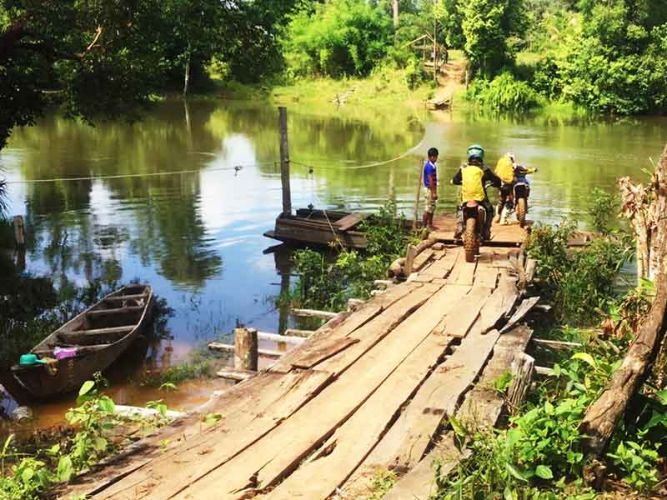 enduro-tours-cambodia-cable-crossing