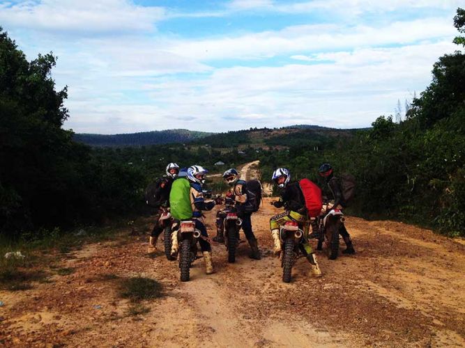 dirt-bike-tours-cambodia-run-to-the-hills